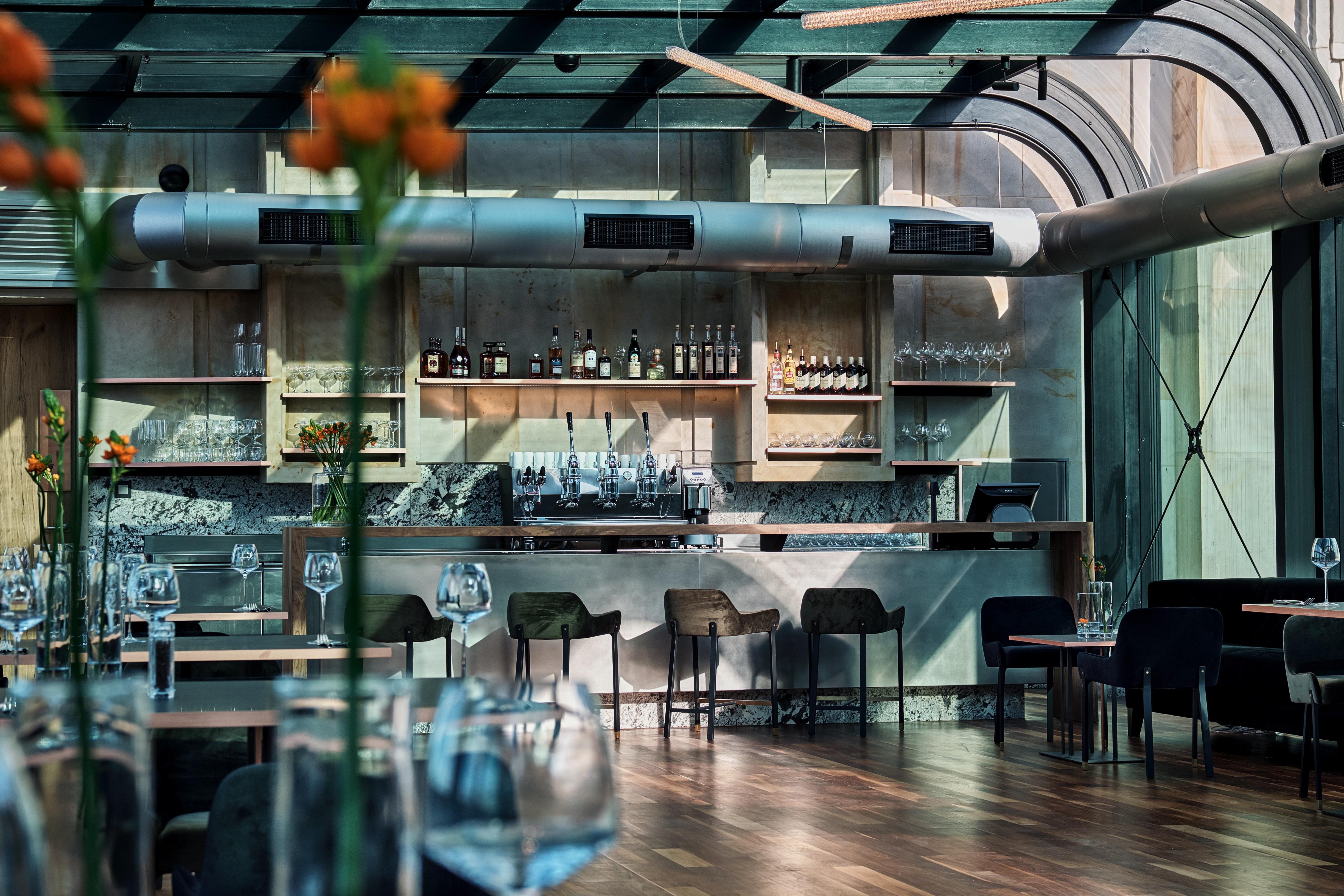 Hotel Warszawa Exterior photo The bar at the restaurant