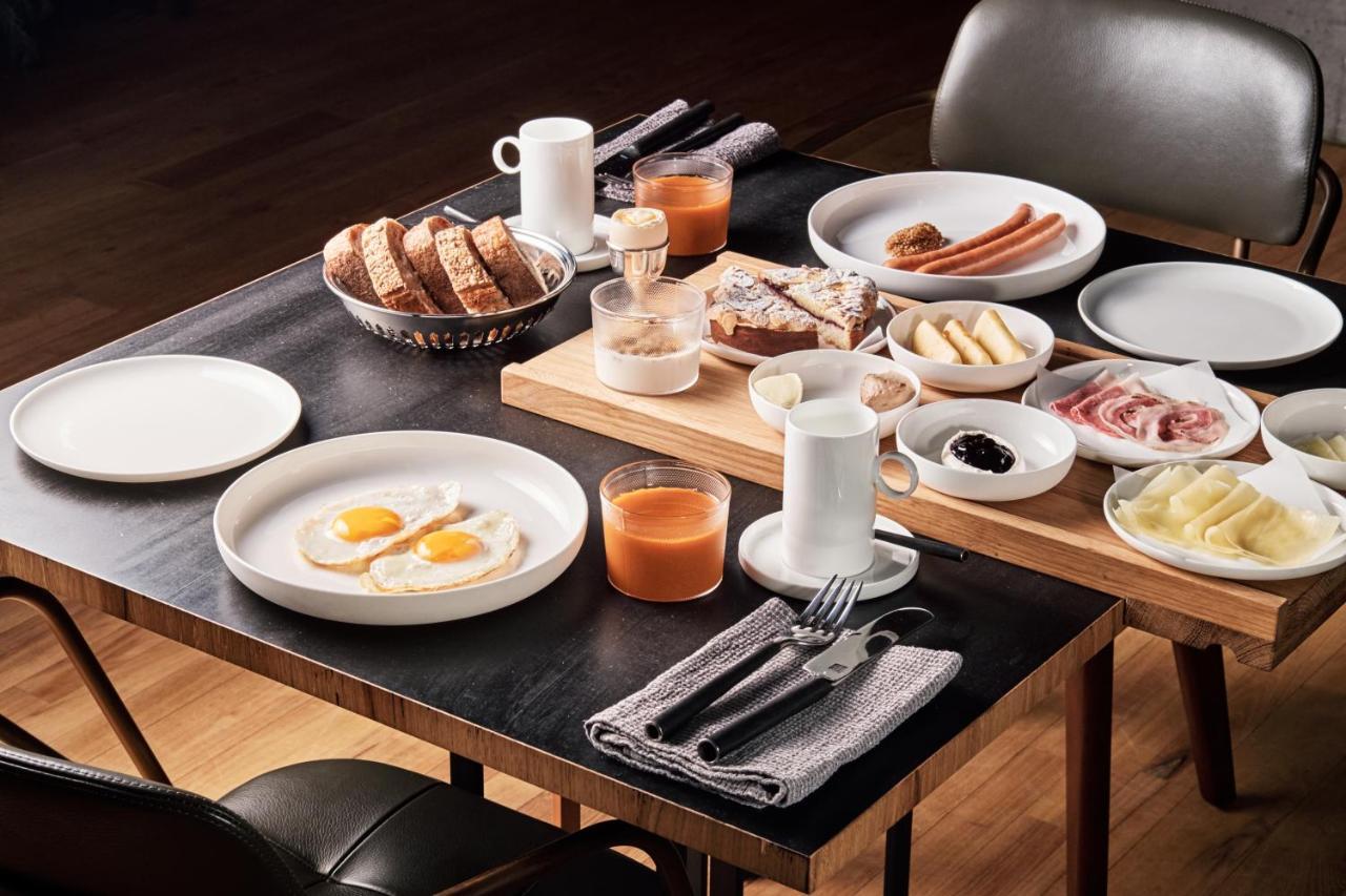 Hotel Warszawa Exterior photo A typical German breakfast